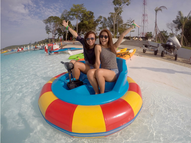 Family and Friends bumper boat challenge and water fight 